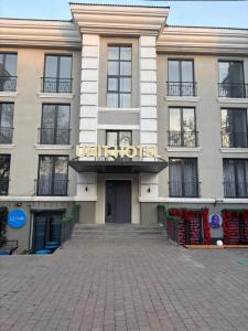 Tòa nhà nơi khách sạn tọa lạc