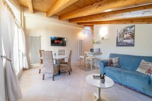 ein Wohnzimmer mit einem blauen Sofa und einem Tisch in der Unterkunft Apartment with SwimmingPool and view in Tremezzo