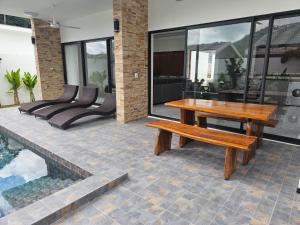 Swimmingpoolen hos eller tæt på Villa Carissa