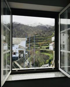 En generel udsigt til bjerge eller udsigt til bjerge taget fra feriehuset