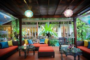 Ein Sitzbereich in der Unterkunft Burasari Phuket Resort & Spa