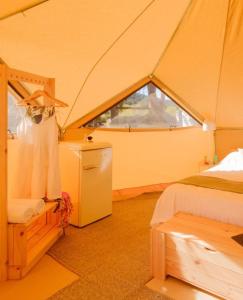 En eller flere senge i et værelse på El Glamp Internacional Palamos