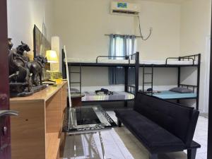 una stanza con due letti a castello e una scrivania di Basic Private Room with attached bathroom - No Parking Space a Abu Dhabi