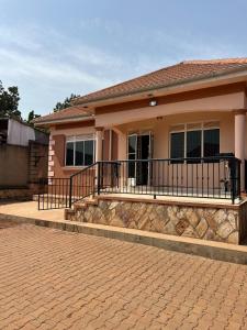 een huis met een stenen oprit ervoor bij DK Homes in Bunamwaya