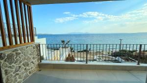 een balkon met uitzicht op de oceaan bij Eosea Selene in Ierissos