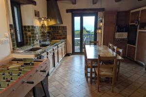 Kuchyň nebo kuchyňský kout v ubytování Large family home near lake and resorts