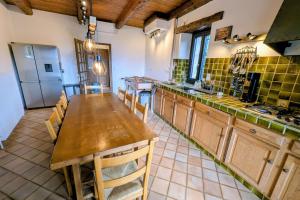 Kuchyň nebo kuchyňský kout v ubytování Large family home near lake and resorts