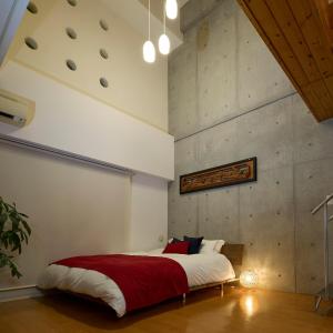 ein Schlafzimmer mit einem Bett mit einer roten Decke in der Unterkunft Grand Reve KODEKI in Yadachō