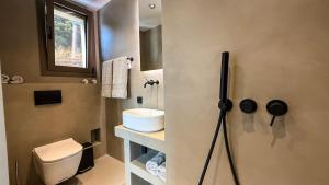 een kleine badkamer met toilet en wastafel bij Eosea Selene in Ierissos +28 foto's