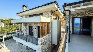 een huis met een balkon met uitzicht op de oceaan bij Eosea Selene in Ierissos +28 foto's