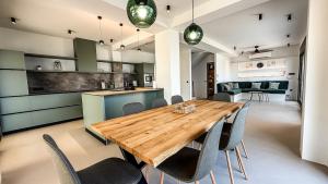 een keuken en eetkamer met een houten tafel en stoelen bij Eosea Selene in Ierissos