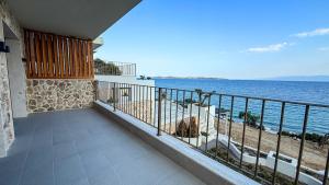 een balkon van een huis met uitzicht op de oceaan bij Eosea Selene in Ierissos