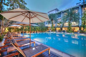 Der Swimmingpool an oder in der Nähe von Burasari Phuket Resort & Spa