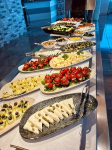 een buffet met veel verschillende soorten eten bij Dardanos Yerleşkesi in Hamidiye