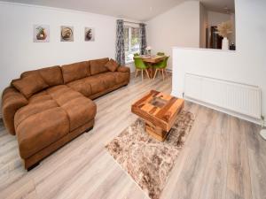 un salon avec un canapé marron et une table dans l'établissement Bluebird Lodge 2 - Uk50932, à High Nibthwaite