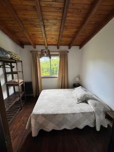 En eller flere senge i et værelse på La Loisa - Bungalows & Rooms