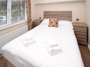 une chambre avec un grand lit et une fenêtre dans l'établissement Bluebird Lodge 2 - Uk50932, à High Nibthwaite