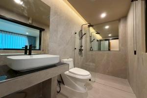 Et badeværelse på Sand Maré Karon Hotel