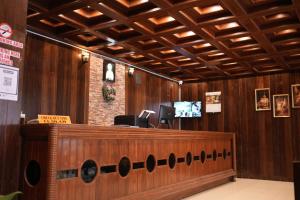 una reception in un ristorante con pareti in legno di Thekkady Arasi Hotel a Thekkady