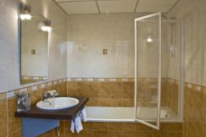 Kylpyhuone majoituspaikassa Hotel 4 Zona