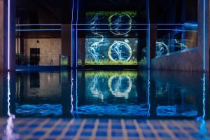 Rezydencja AQUA by GRANO في شكلارسكا بوريبا: نافذة مبنى عليه كتابات على الجدران