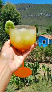 una mano che tiene un drink con dentro del lime di Chalé Família Canto da Graúna a Ibicoara Altre 36 foto