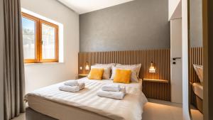 En eller flere senge i et værelse på Villa Brig by Villas Guide + 37 billeder