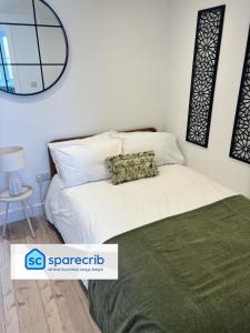 ein Schlafzimmer mit einem Bett und einem Spiegel an der Wand in der Unterkunft Modern & Cozy Studio Apartment in Andover in Andover