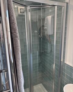 eine Dusche mit Glastür im Badezimmer in der Unterkunft Modern & Cozy Studio Apartment in Andover in Andover