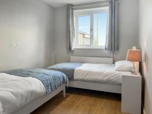 En eller flere senge i et værelse på The Cart Shed - Uk51020