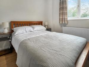 En eller flere senge i et værelse på The Cart Shed - Uk51020