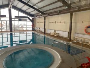 Hồ bơi trong/gần Acogedor Apartamento en Sierra Nevada con piscina Acceso directo a silla