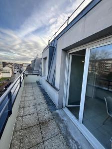 ein Balkon mit Blick auf ein Gebäude in der Unterkunft L'écrin Lensois - 57 m2 - 6 personnes - parking in Lens