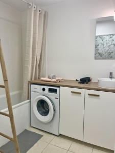 eine Waschmaschine im Bad mit Waschbecken in der Unterkunft L'écrin Lensois - 57 m2 - 6 personnes - parking in Lens
