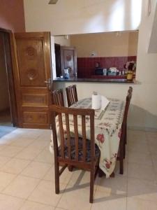 een keuken met een tafel, 2 stoelen en een aanrecht bij Résidence Diamane Sokone in Sokone +3 foto's