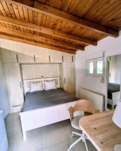 een slaapkamer met een groot bed en een houten plafond bij Baulus Yard Luxury I in Heraklion