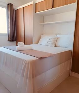 un grande letto bianco in una stanza di Village Baixio Frente ao mar a Baixio Altre 15 foto