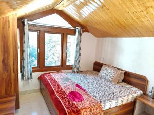 a bed in a room with a window at Happy Mountains in Nārkanda