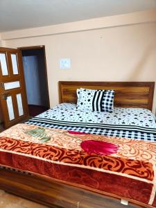 a bedroom with a bed with a wooden frame at Happy Mountains in Nārkanda