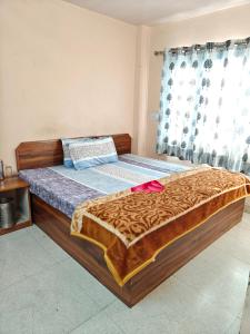 a large bed in a room with a window at Happy Mountains in Nārkanda +2 photos
