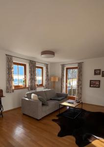 un soggiorno con un divano e un tavolo di Appartement Pilzhof a Filzmoos