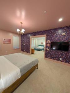 Et tv og/eller underholdning på Parkway House Goshen Bed And Breakfast Suite 4