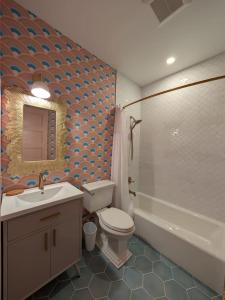 Et badeværelse på Parkway House Goshen Bed And Breakfast Suite 4