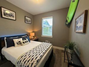 una camera da letto con un letto e una finestra di Beach, Please! a Ocean Shores