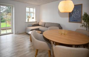 Et opholdsområde på 2 Bedroom Beautiful Apartment In Brørup