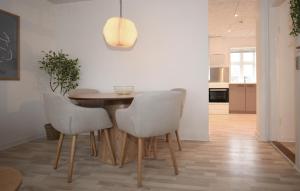 Køkken eller tekøkken på 2 Bedroom Beautiful Apartment In Brørup