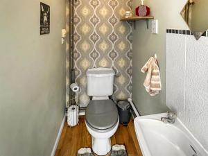 een badkamer met toilet en ligbad bij The Nest - Uk46879 in Woodbury +13 foto's