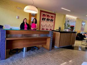 Členové personálu v ubytování Mansoori Apart II