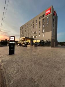 un edificio alberghiero con un cartello davanti di IBIS PRIMAVERA DO LESTE a Primavera do Leste