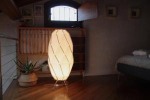 een surfplank op een standaard in een kamer bij Petit Grenier in Este